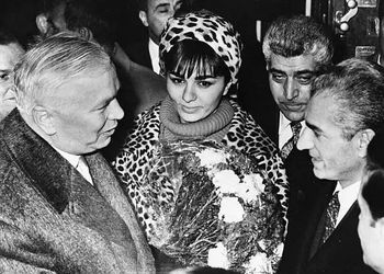  «فرح پهلوی» در کنار «صدام حسین»/ عکس