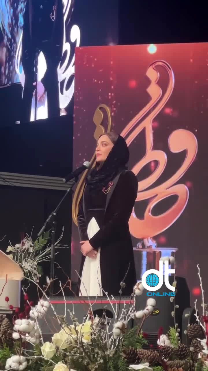 بوسه‌های تمام‌نشدنی بهنوش طباطبایی در جشن حافظ/ ویدئو