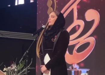 بوسه‌های تمام‌نشدنی بهنوش طباطبایی در جشن حافظ/ ویدئو