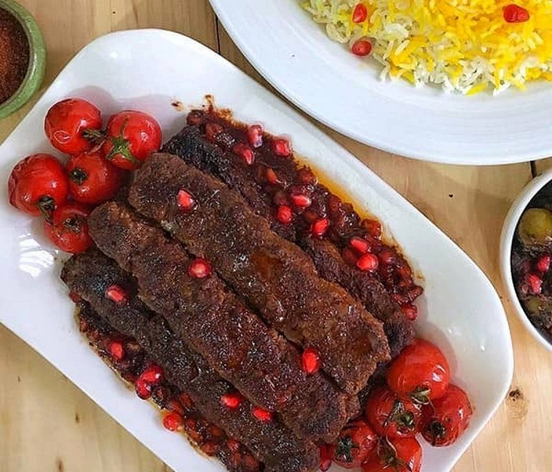 طرز تهیه کباب تابه‌ای با سس انار؛ خوشمزه و متفاوت 