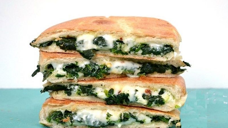 طرز تهیه ساندویچ مرغ و اسفناج؛ خوشمزه و مقوی