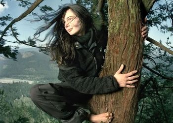 دختری که دو سال بالای یک درخت ۵۴ متری زندگی کرد/ تصاویر