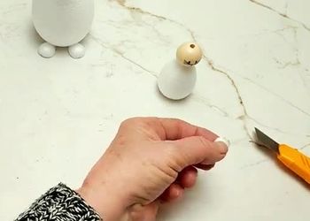 تزئین تخم مرغ با سنجاق؛ تزئینی خاص برای هفت سین/ ویدئو