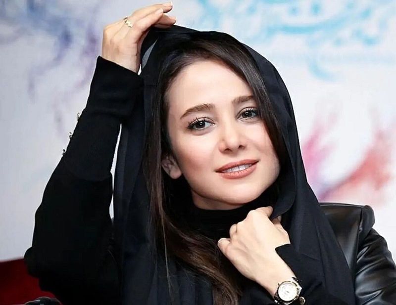 استایل شیک «الناز حبیبی» در اختتامیه یک نمایشگاه/ عکس