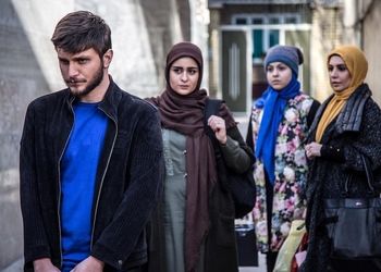 ژست جالب دارا حیایی در پشت صحنه «از سرنوشت»/ عکس