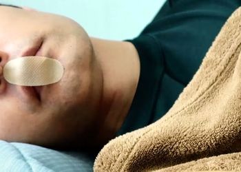 آیا «چسب زدن به دهان» باعث می‌شود بهتر بخوابیم؟