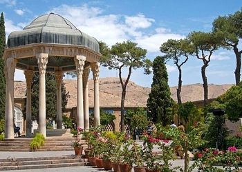 فال حافظ چهارم فروردین ماه ۱۴۰۴/ من که باشم که بر آن خاطر عاطر گذرم