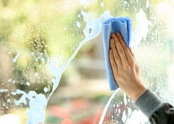 بهترین روش تمیز کردن شیشه و آینه