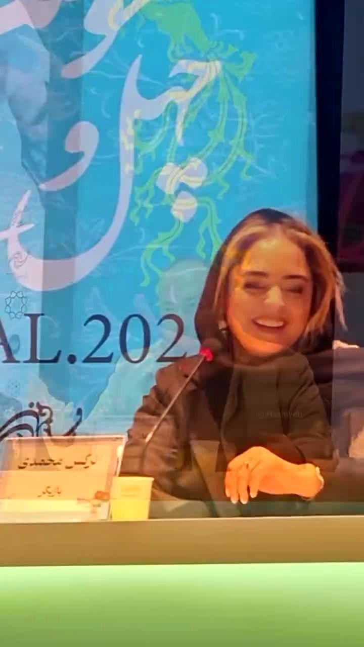 بوسه عاشقانه نرگس محمدی برای علی اوجی در جشنواره فجر