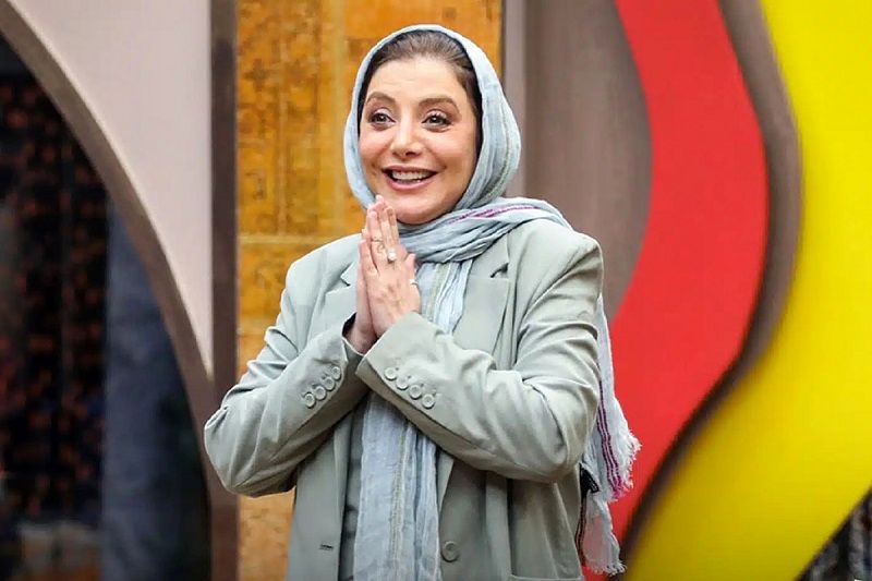 تصویر بوسه‌ای عاشقانه بر سر رویا میرعلمی/ عکس