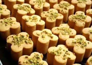 طرز تهیه شیرینی نخودچی؛ شیرینی خوشمزه برای عید نوروز